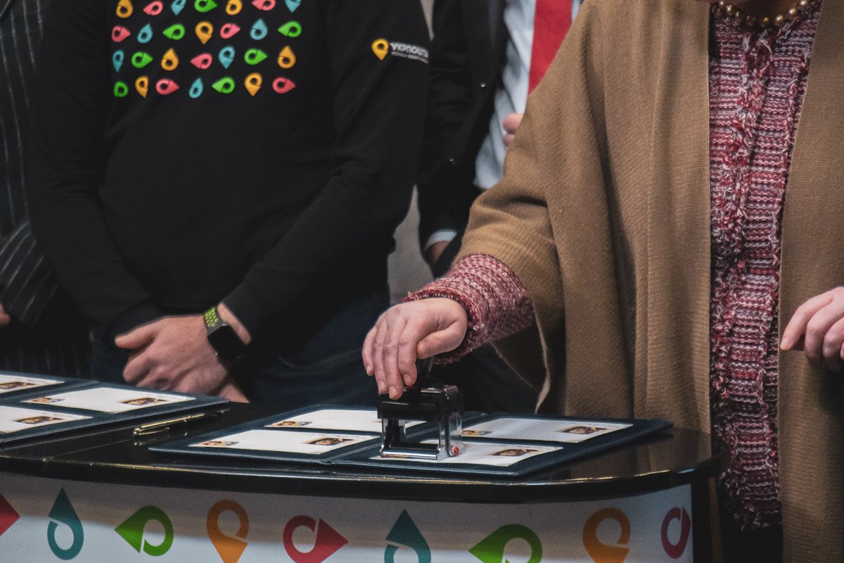 В конце мероприятия состоялось торжественное гашение марки всеми приглашенными гостями В конце мероприятия состоялось торжественное гашение марки всеми приглашенными гостями