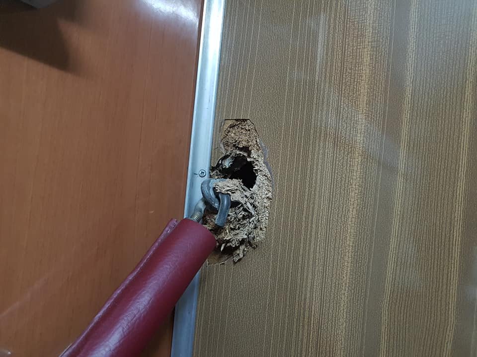 В стене образовалась сквозная дыра В стене образовалась сквозная дыра