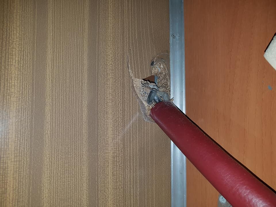 Пассажир утверждает, что полка отрывается уже не впервые Пассажир утверждает, что полка отрывается уже не впервые