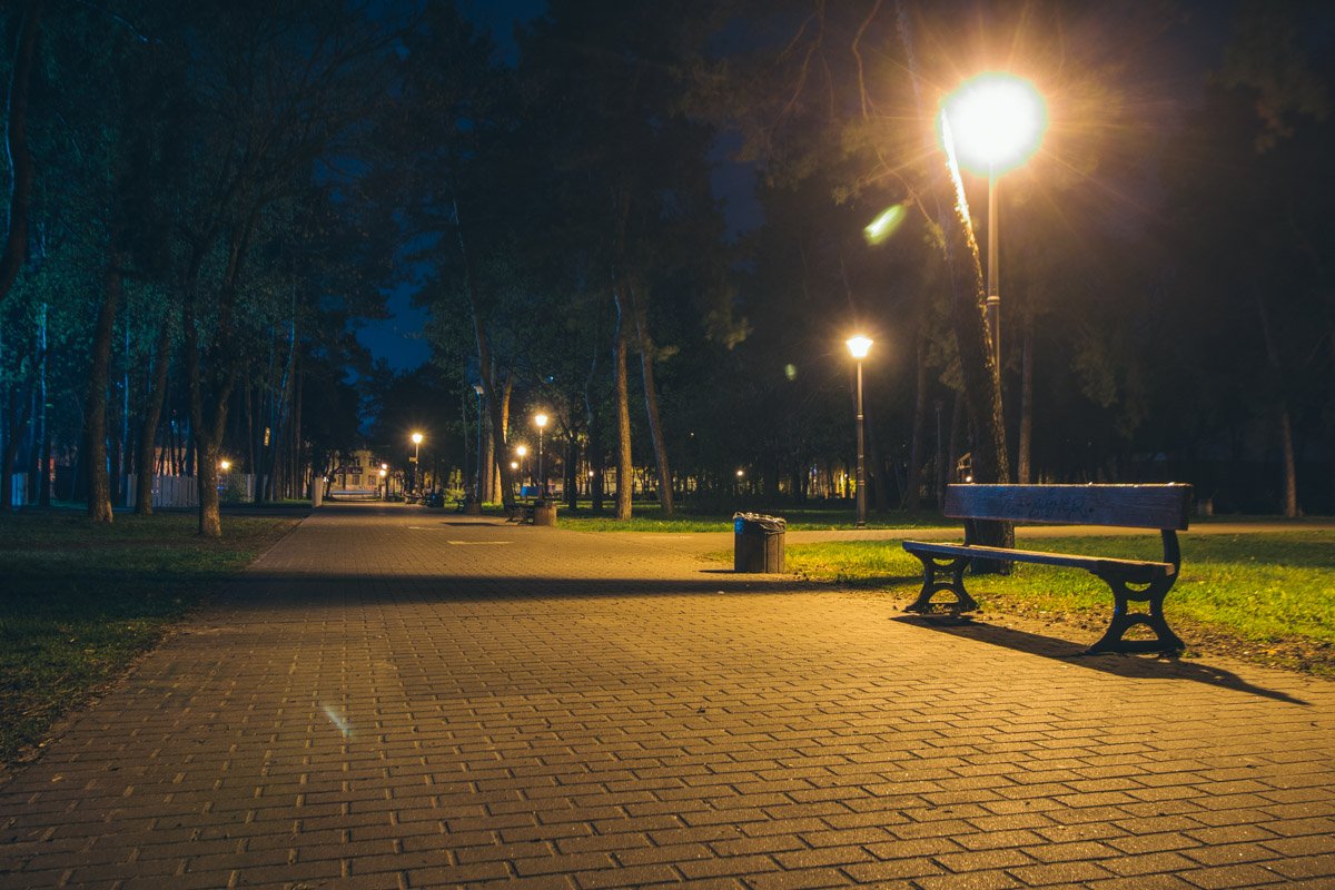 С самого утра на этих лавочках буду спорить о политике С самого утра на этих лавочках буду спорить о политике