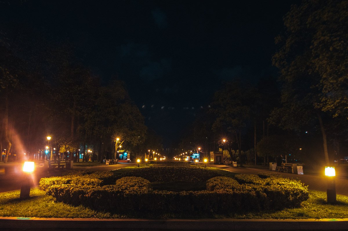 С первыми лучами город начнет шуметь и мы будем ждать следующей ночи, чтобы побыть наедине с Киевом С первыми лучами город начнет шуметь и мы будем ждать следующей ночи, чтобы побыть наедине с Киевом