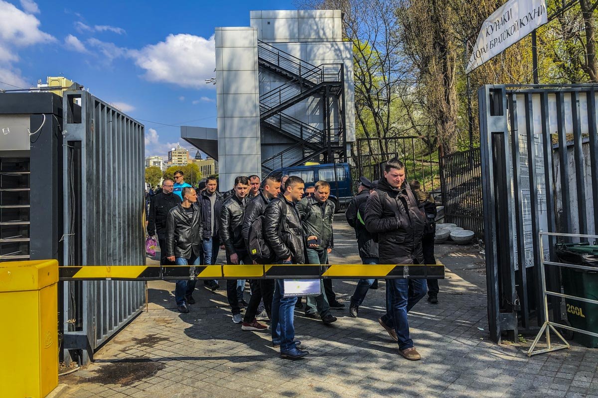 Люди, которые с утра пришли к стадиону, не очень настроены отвечать на вопросы нашего корреспондента 