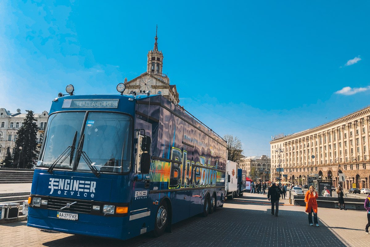 На Крещатике поставили палатки и много автобусов с техникой