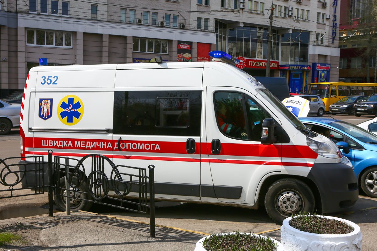 На место происшествия приехали полицейские, медики скорой помощи и спасатели На место происшествия приехали полицейские, медики скорой помощи и спасатели