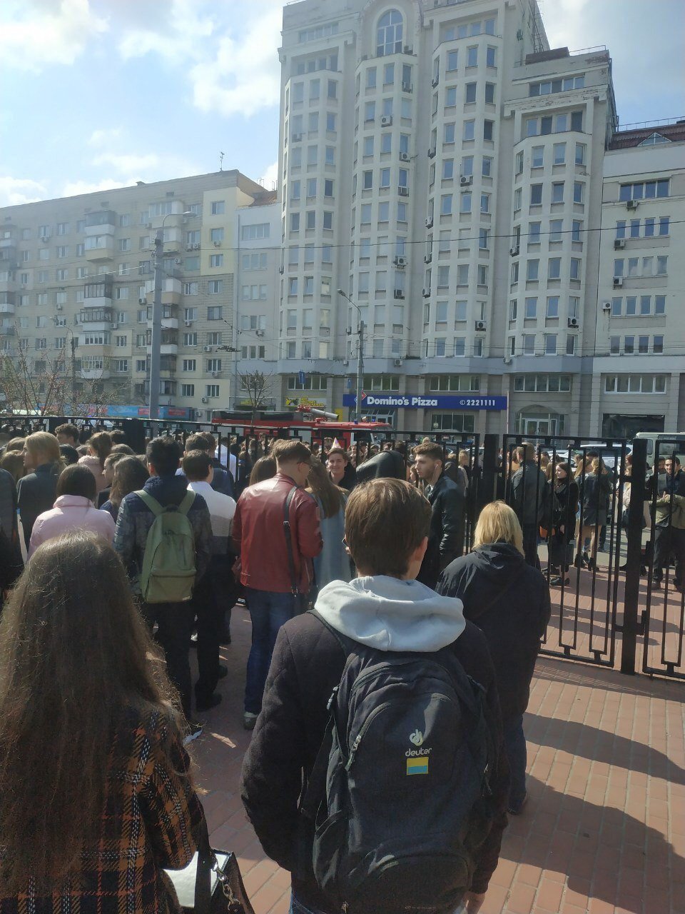 Студентов КИМО экстренно эвакуируют из здания из-за сообщении о минировании Студентов КИМО экстренно эвакуируют из здания из-за сообщении о минировании