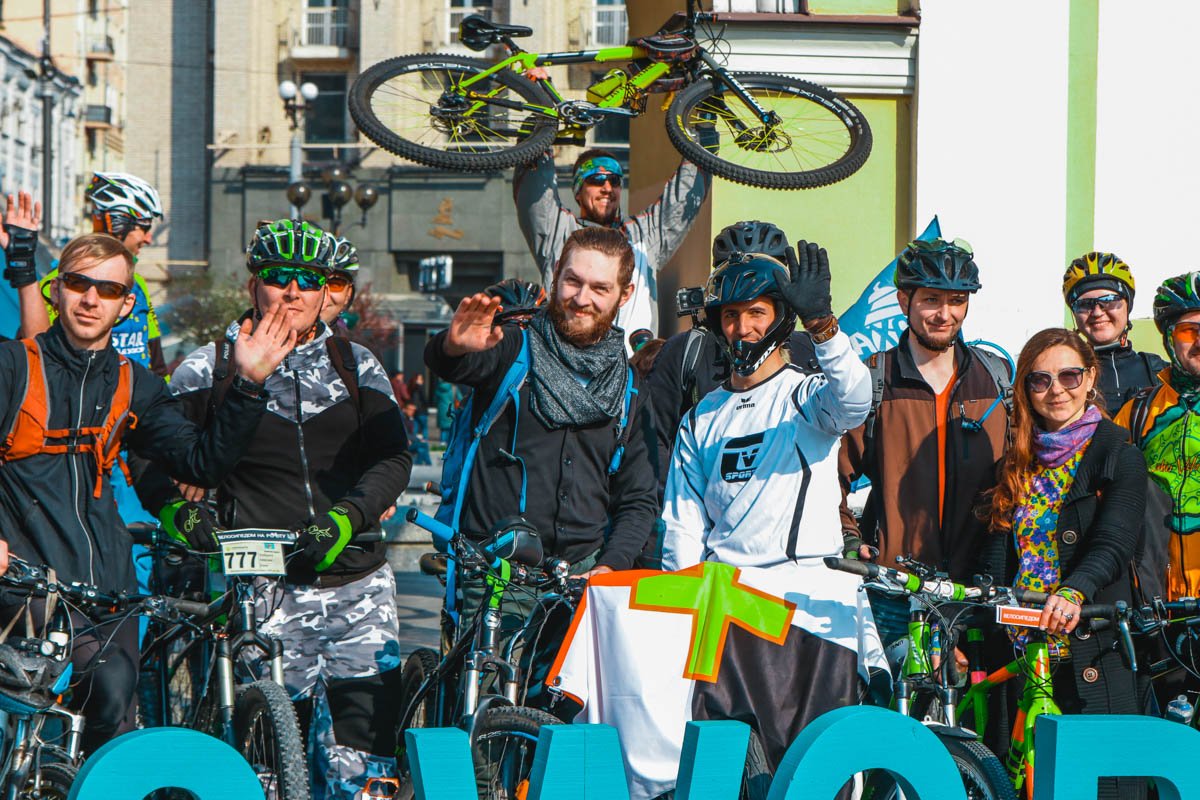 Большинство подготовились очень ответственно, надели спортивную экипировку, шлемы, наколенники и очки, запаслись водой, а в рюкзак сложили офисную одежду, чтобы после мероприятия переодеться Большинство подготовились очень ответственно, надели спортивную экипировку, шлемы, наколенники и очки, запаслись водой, а в рюкзак сложили офисную одежду, чтобы после мероприятия переодеться