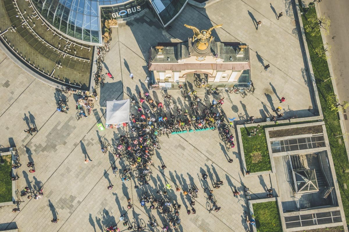 На локации в центре города организаторы подготовили комфортные зоны с завтраками в виде круассанов и кофе, чтобы участники флешмоба смогли подкрепиться, проснуться и набраться сил На локации в центре города организаторы подготовили комфортные зоны с завтраками в виде круассанов и кофе, чтобы участники флешмоба смогли подкрепиться, проснуться и набраться сил