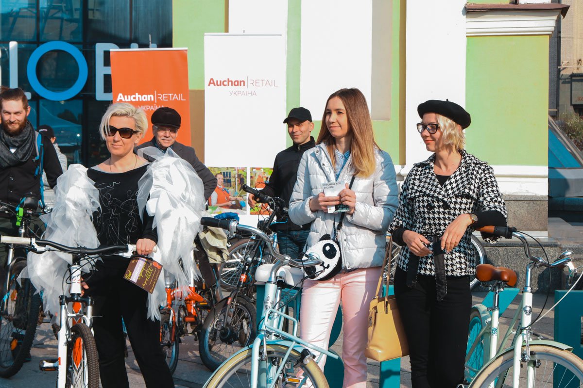 Подбадривала людей очень веселая и активная ведущая, она также провела несколько конкурсов Подбадривала людей очень веселая и активная ведущая, она также провела несколько конкурсов