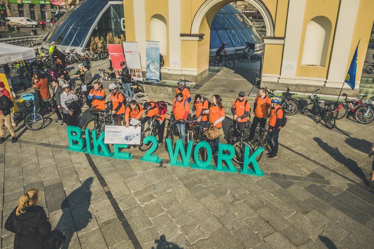 Только жалуются, что инфраструктура у нас "хромает" и парковочных мест катастрофически не хватает Только жалуются, что инфраструктура у нас "хромает" и парковочных мест катастрофически не хватает