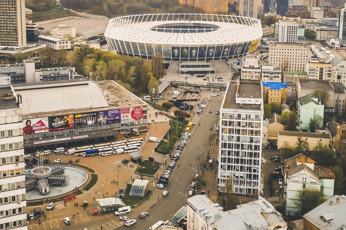 Вид на Олимпийский со стороны улицы Шота Руставели Вид на Олимпийский со стороны улицы Шота Руставели