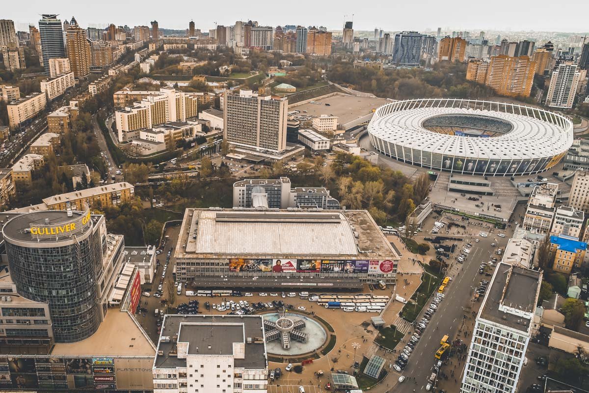 На Троицкой площади припаркован спецтранспорт и автобусы правоохранителей На Троицкой площади припаркован спецтранспорт и автобусы правоохранителей