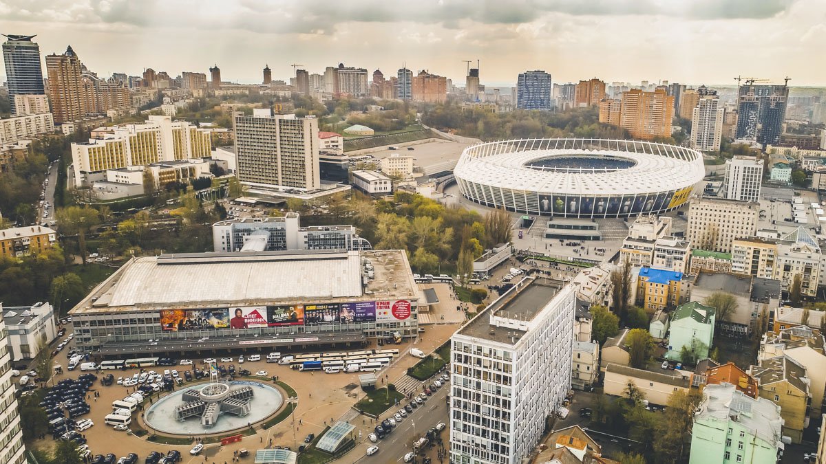 На стадионе сегодня ожидают 60 000 зрителей На стадионе сегодня ожидают 60 000 зрителей