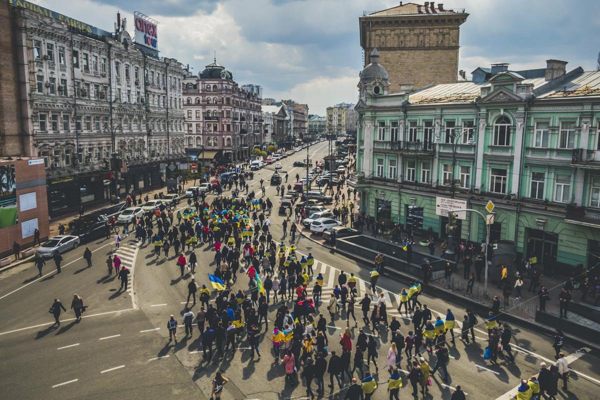 Электорат преимущественно шел с флагами Украины