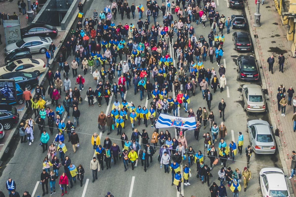 В колонне двигались разные люди: студенты, военные, госслужащие
