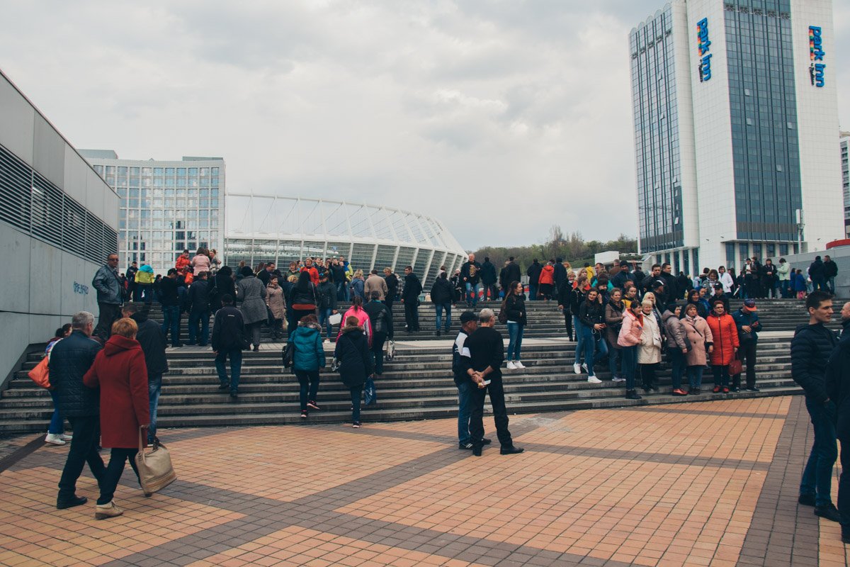 Под НСК "Олимпийский" еще днем собрались все желающие лично присутствовать на дебатах 