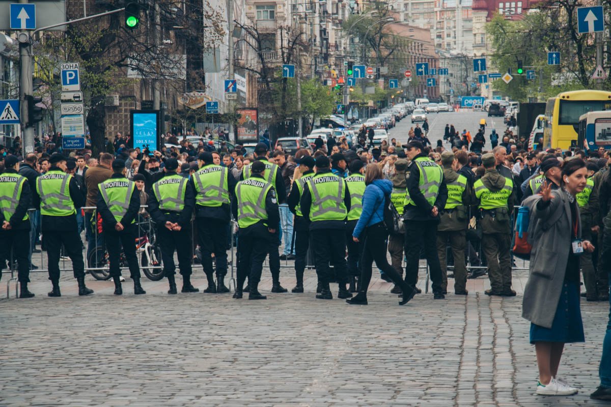Для контроля за порядком к стадиону стянули силовиков 