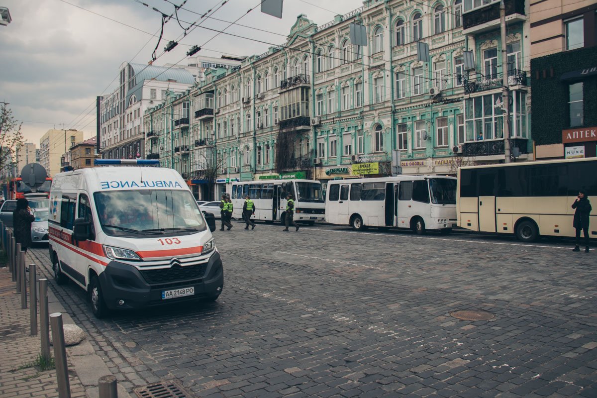 Возле стадиона дежурила скорая помощь 