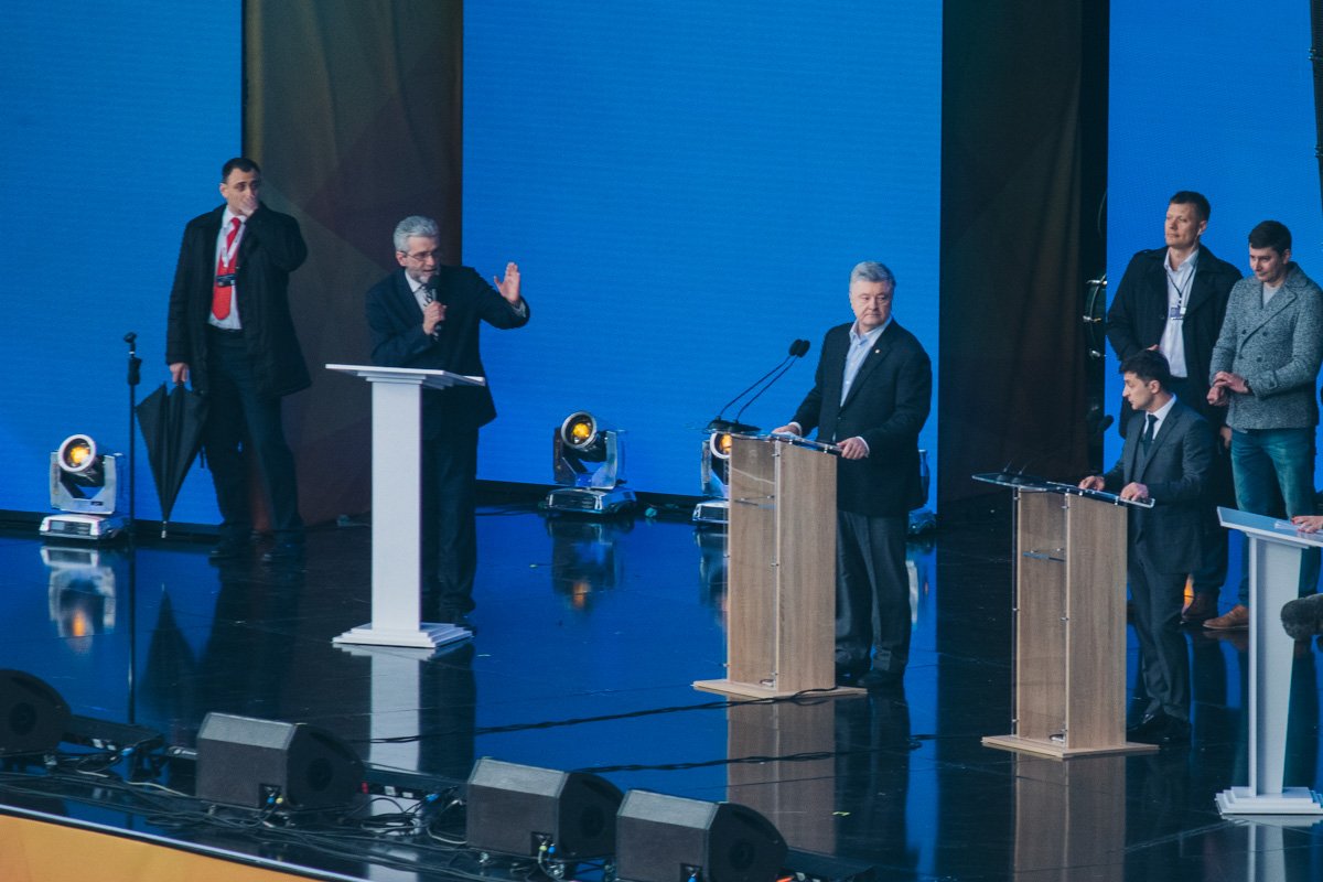 Кандидаты планировали вести дебаты с двух сцен, но в итоге выступали на одной 