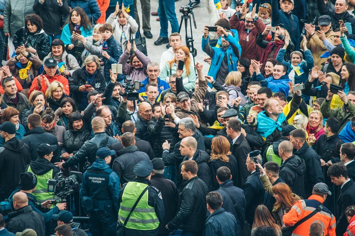 Петр Порошенко вызвался перейти на сцену своего оппонента, а по дороге его встречала шумная толпа 