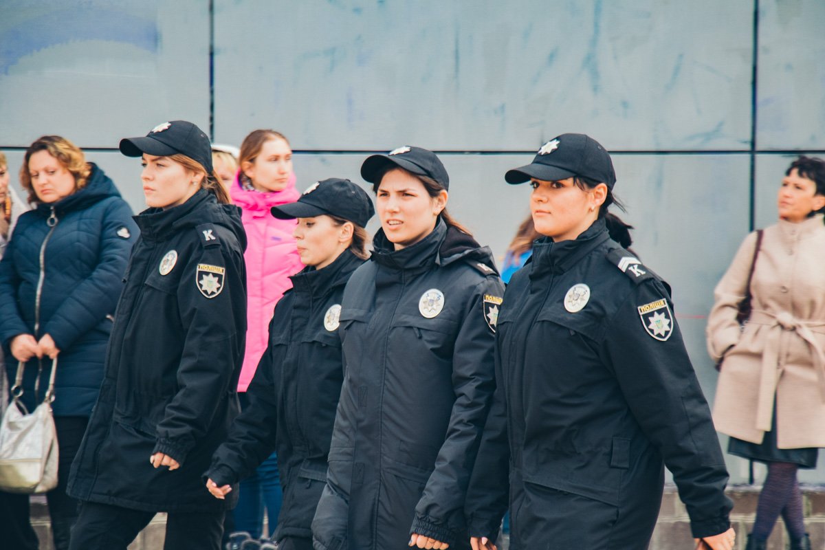 Жутких и пугающих очередей с толкучкой на выходах не наблюдалось. Народ спокойно спускался из секторов и покидал фан-зону, обсуждая все увиденное Жутких и пугающих очередей с толкучкой на выходах не наблюдалось. Народ спокойно спускался из секторов и покидал фан-зону, обсуждая все увиденное