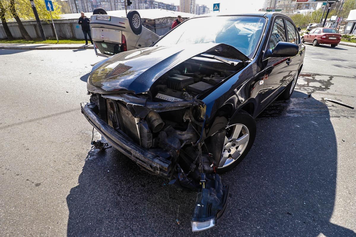 В Киеве на пересечении улицы Анны Ахматовой и проспекта Петра Григоренко произошла авария с участием автомобилей Fiat Punto и Kia Magentis
