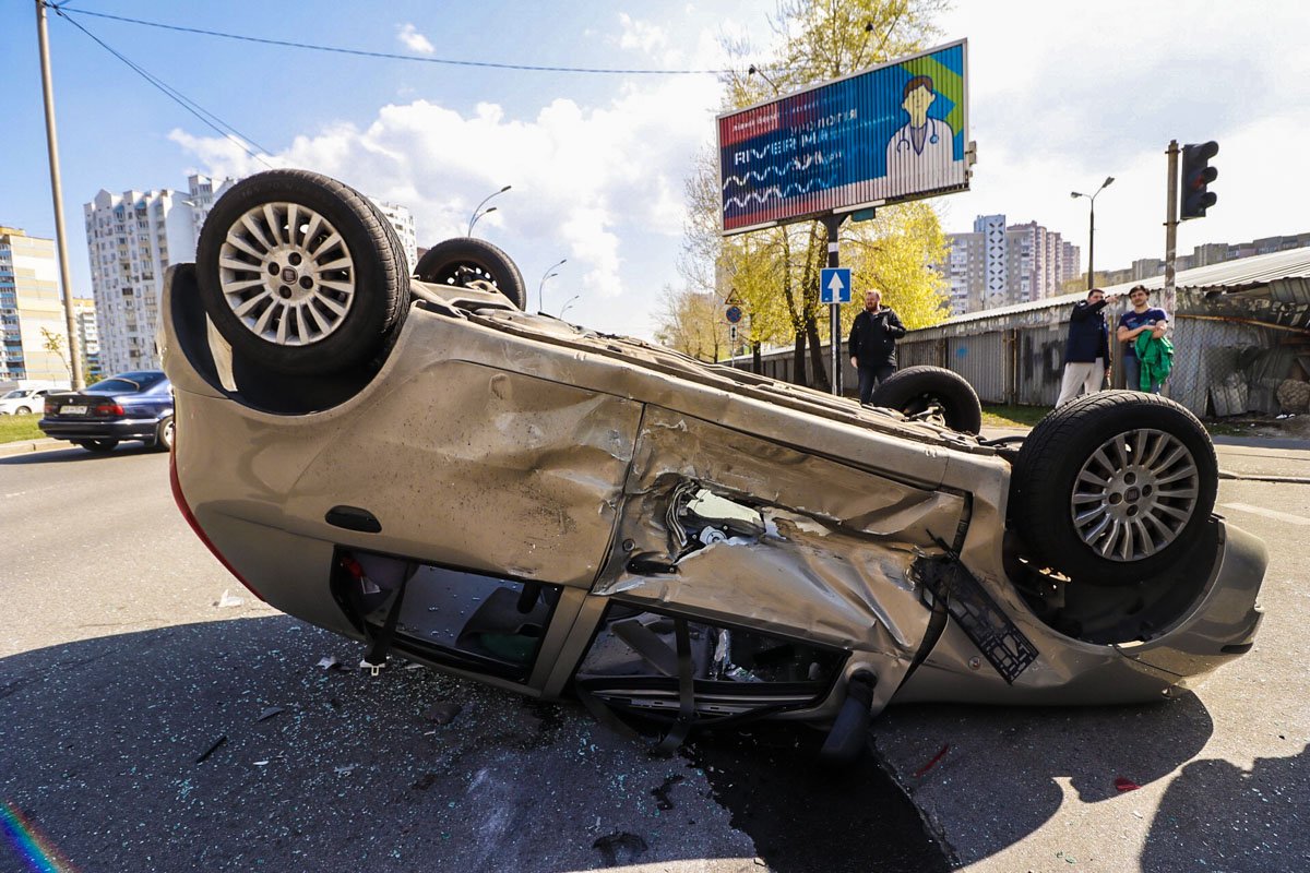 От столкновения Fiat перевернулся на крышу