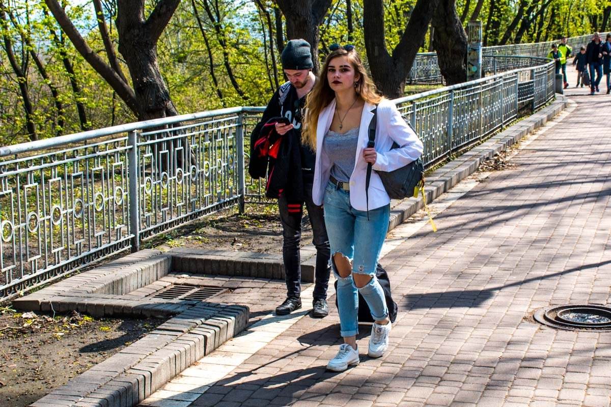 ... а кто-то уже вовсю облегчает не только сам гардероб, но и его цветовую гамму ... а кто-то уже вовсю облегчает не только сам гардероб, но и его цветовую гамму