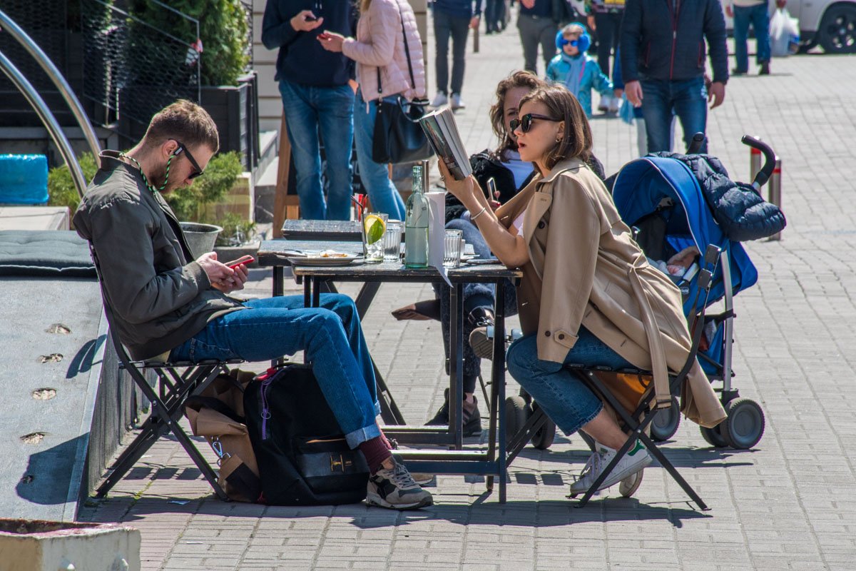 Или засесть с интересной книгой прямо посреди улицы. Нам сложно сказать, что именно за книга в руках у девушки, но язык тела говорит о том, что чтиво очень увлекает Или засесть с интересной книгой прямо посреди улицы. Нам сложно сказать, что именно за книга в руках у девушки, но язык тела говорит о том, что чтиво очень увлекает