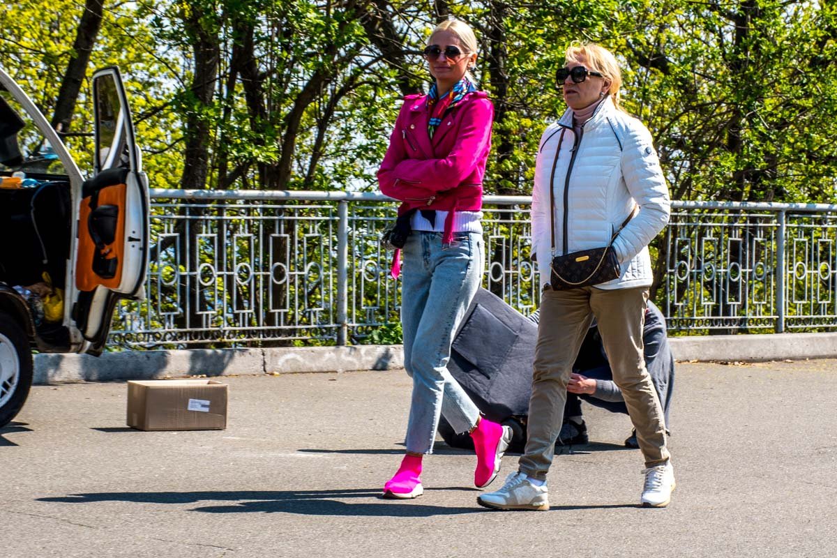 Хотя вообще-то такая погода идеально создана для того, чтобы просто гулять по парку - одному или с друзьями Хотя вообще-то такая погода идеально создана для того, чтобы просто гулять по парку - одному или с друзьями