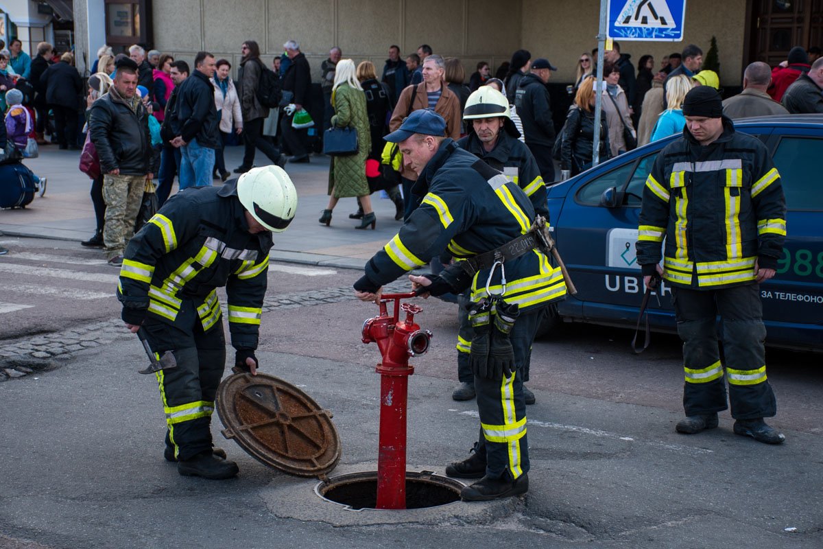 На место прибыли спасатели ГСЧС, медики, а также взрывотехники