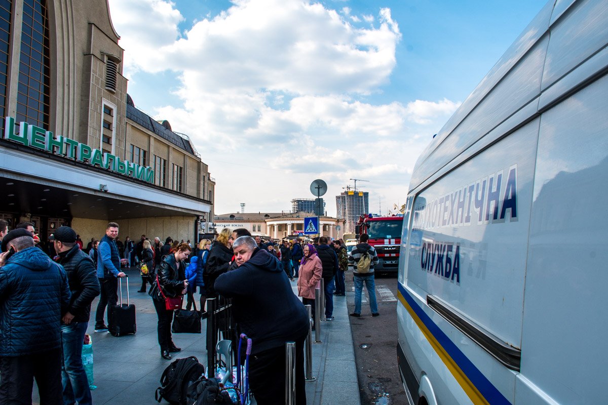 В течение часа территория вокзала была оцеплена