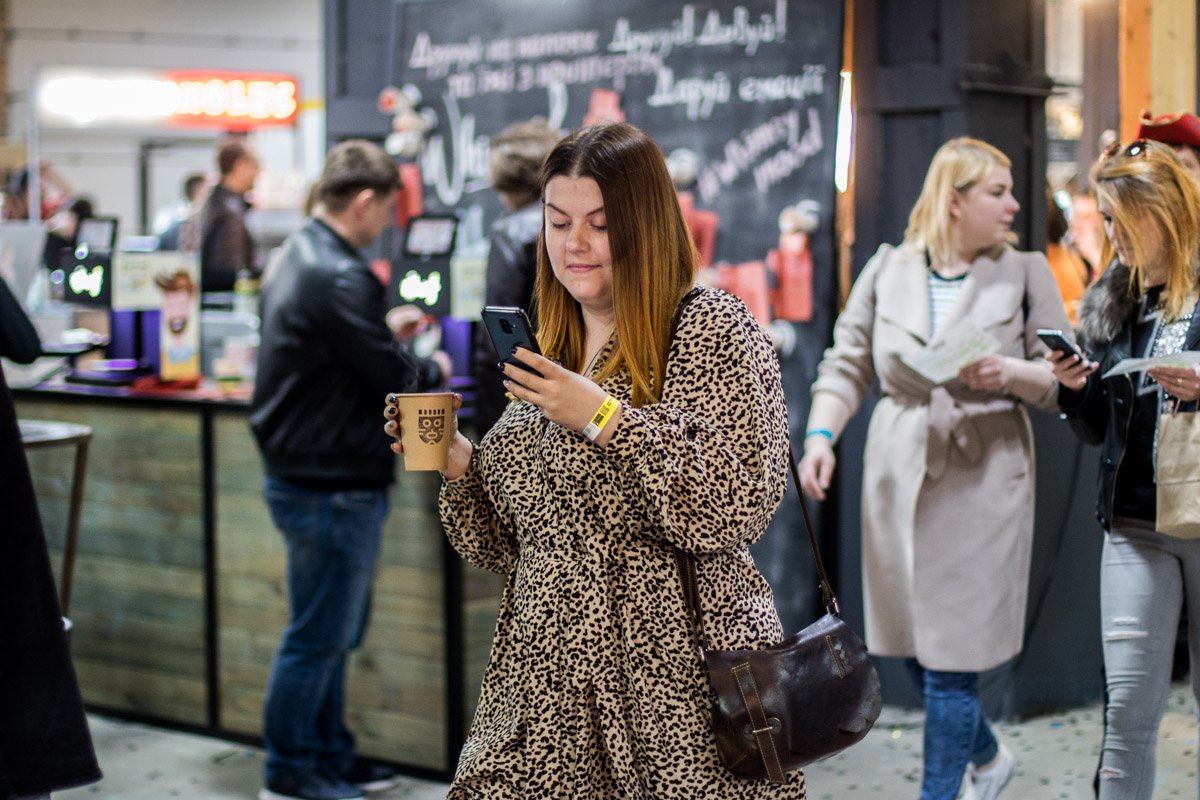 Возле каждой точки стояли толпы желающих попробовать разные виды ароматного эликсира счастья Возле каждой точки стояли толпы желающих попробовать разные виды ароматного эликсира счастья