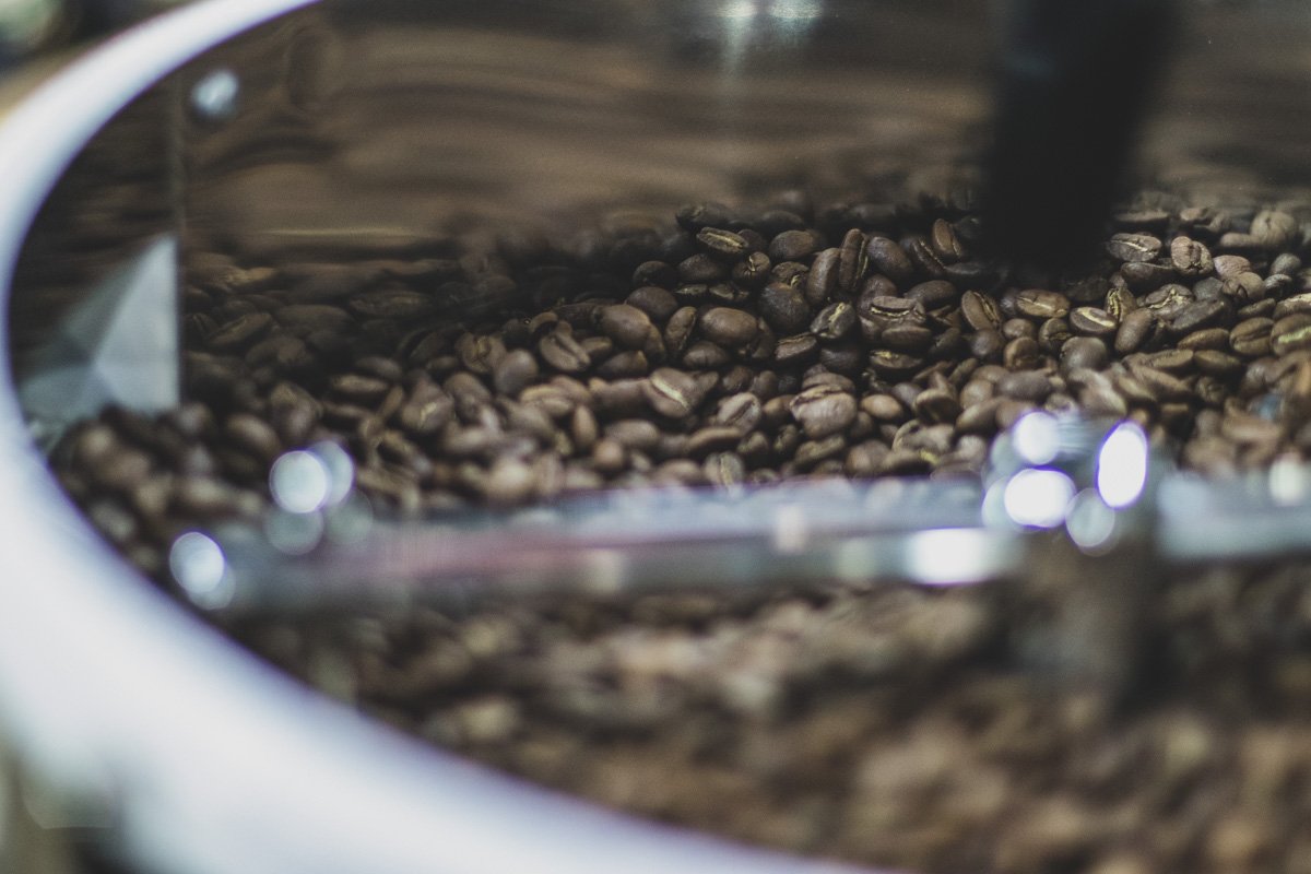 По всему павильону стоял стойкий запах ароматного кофе По всему павильону стоял стойкий запах ароматного кофе