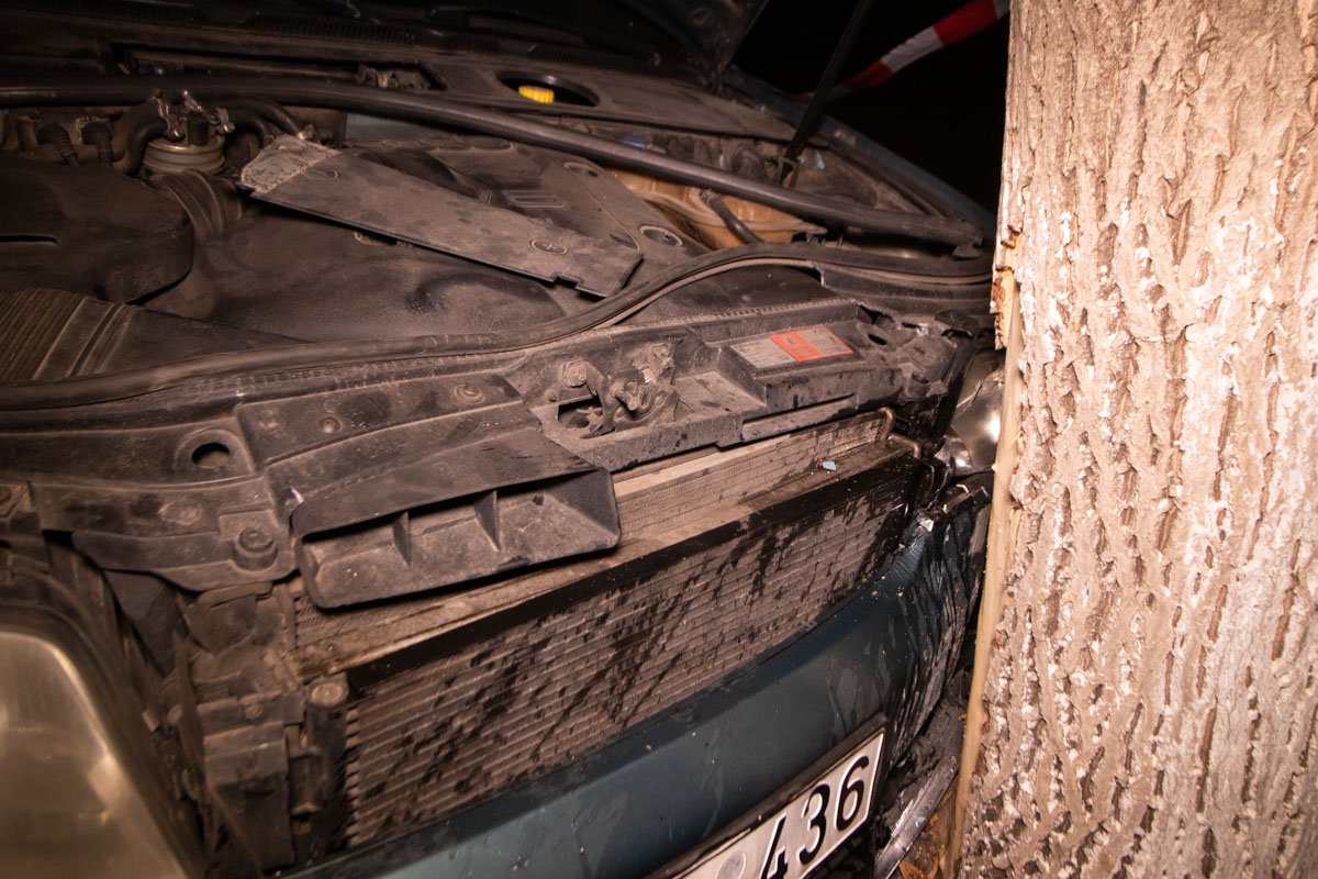 У автомобиля повреждена передняя часть У автомобиля повреждена передняя часть