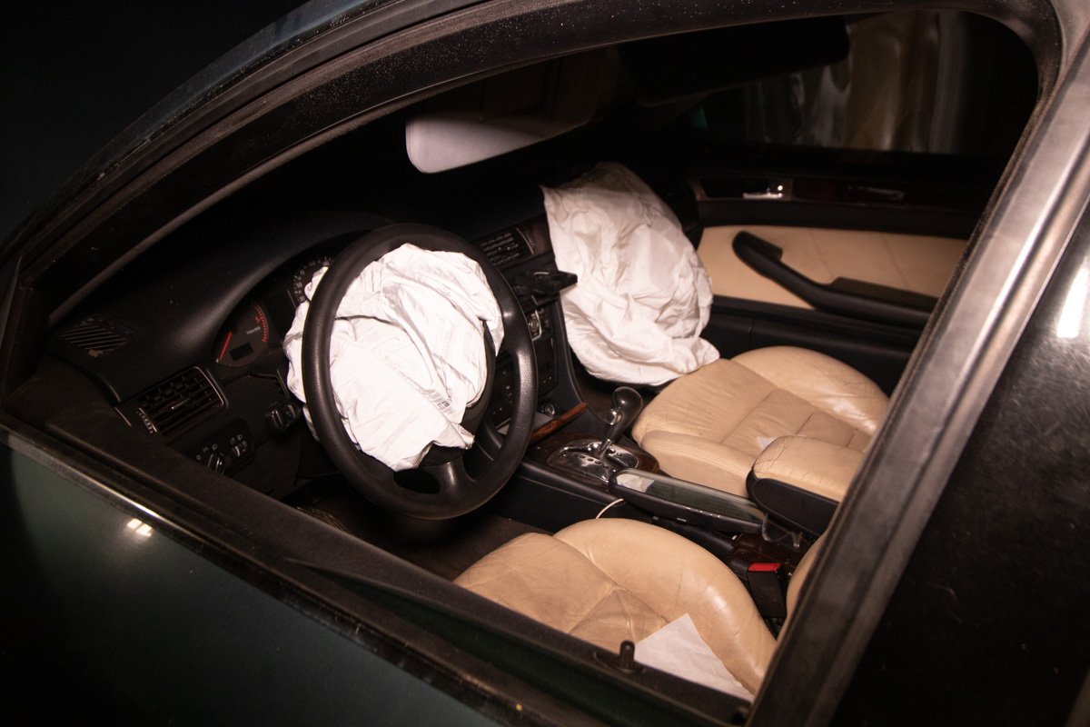 В машине сработали подушки безопасности, однако водитель все же получил травмы и его госпитализировали В машине сработали подушки безопасности, однако водитель все же получил травмы и его госпитализировали