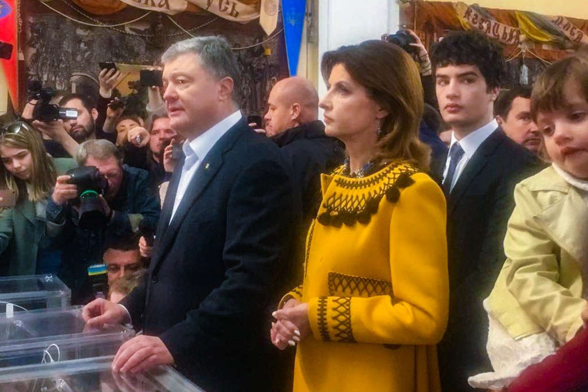 Порошенко проголосовал в Доме офицеров