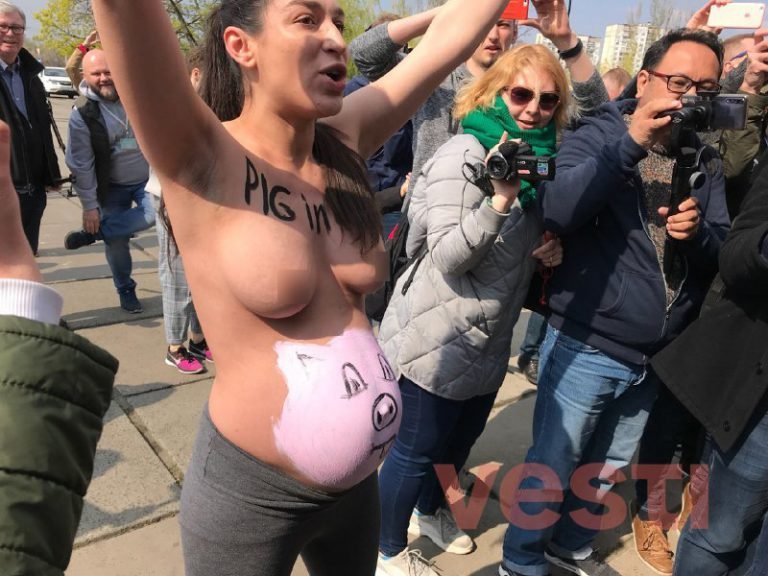 Активистка FEMEN под участком, на котором голосовал Владимир Зеленский