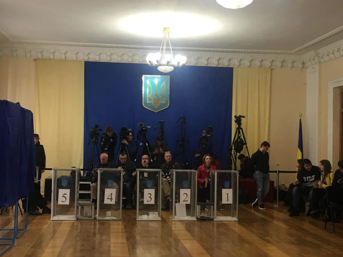 Съемочные группы уже дежурят в Доме офицеров в ожидании Петра Порошенко