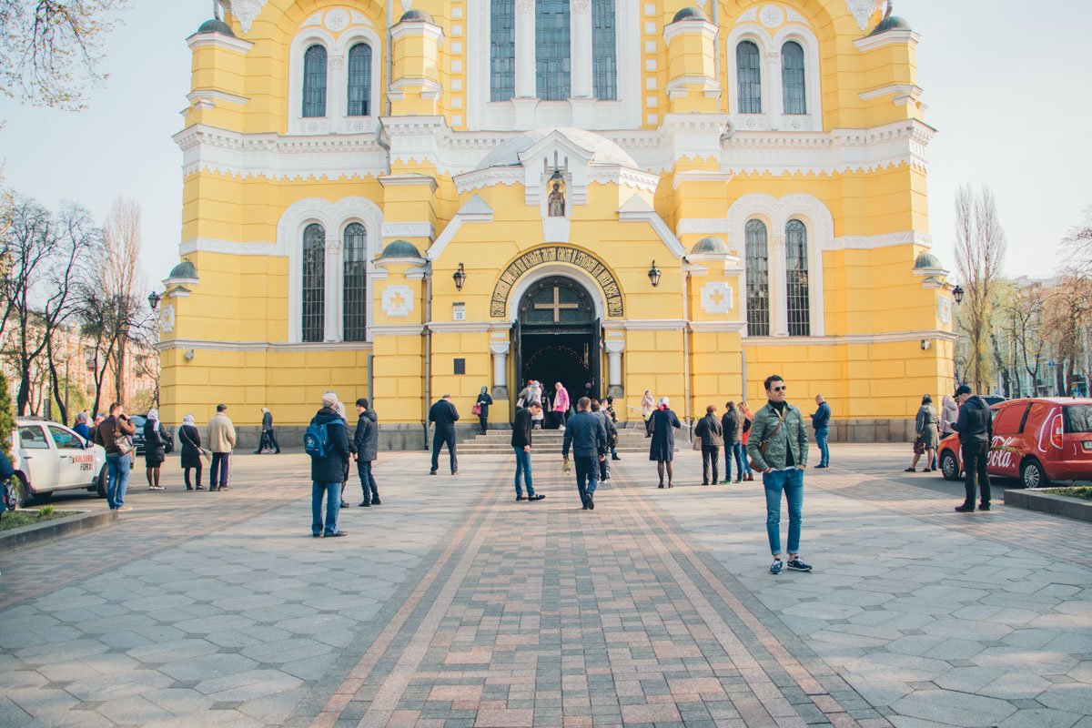 С раннего утра к Владимирскому собору идут прихожане