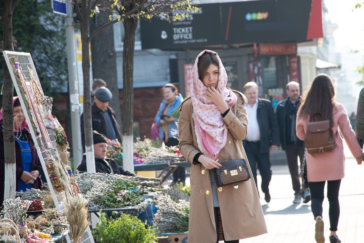 По традиции, перед входом в храм девушки надевают платок или шаль