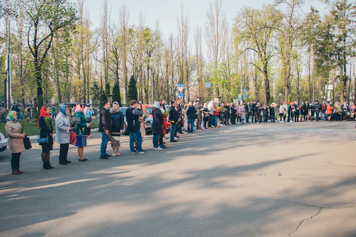 Верующие выстраиваются в кольцо вокруг церкви