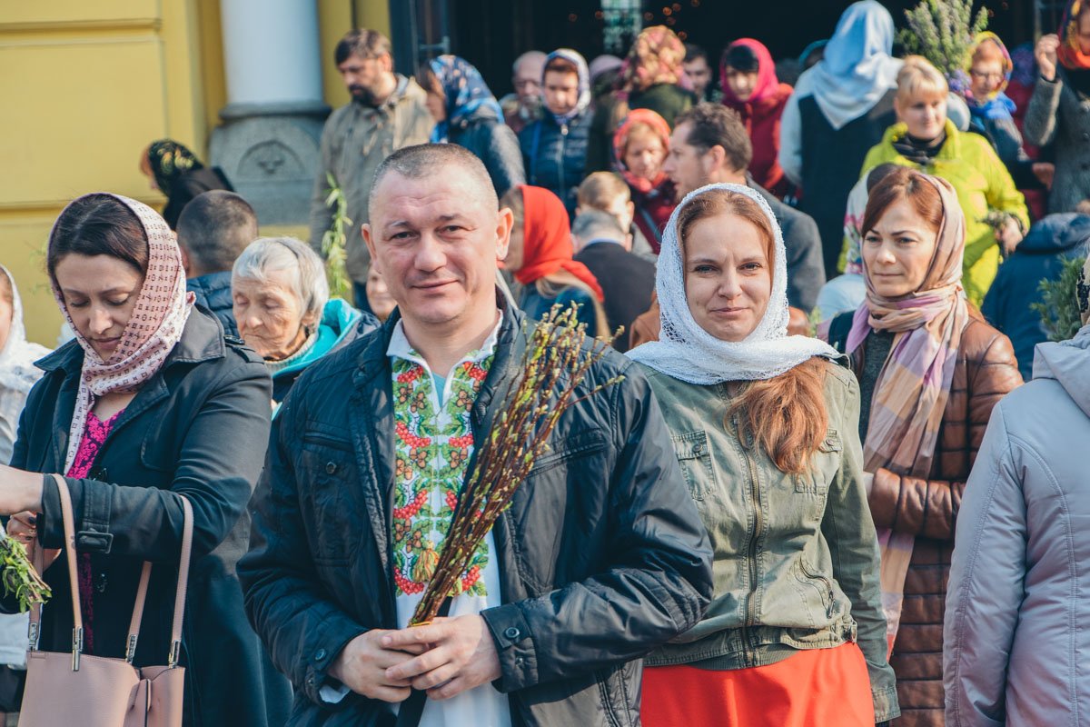  В руках у прихожан пучки и букеты из вербных веточек