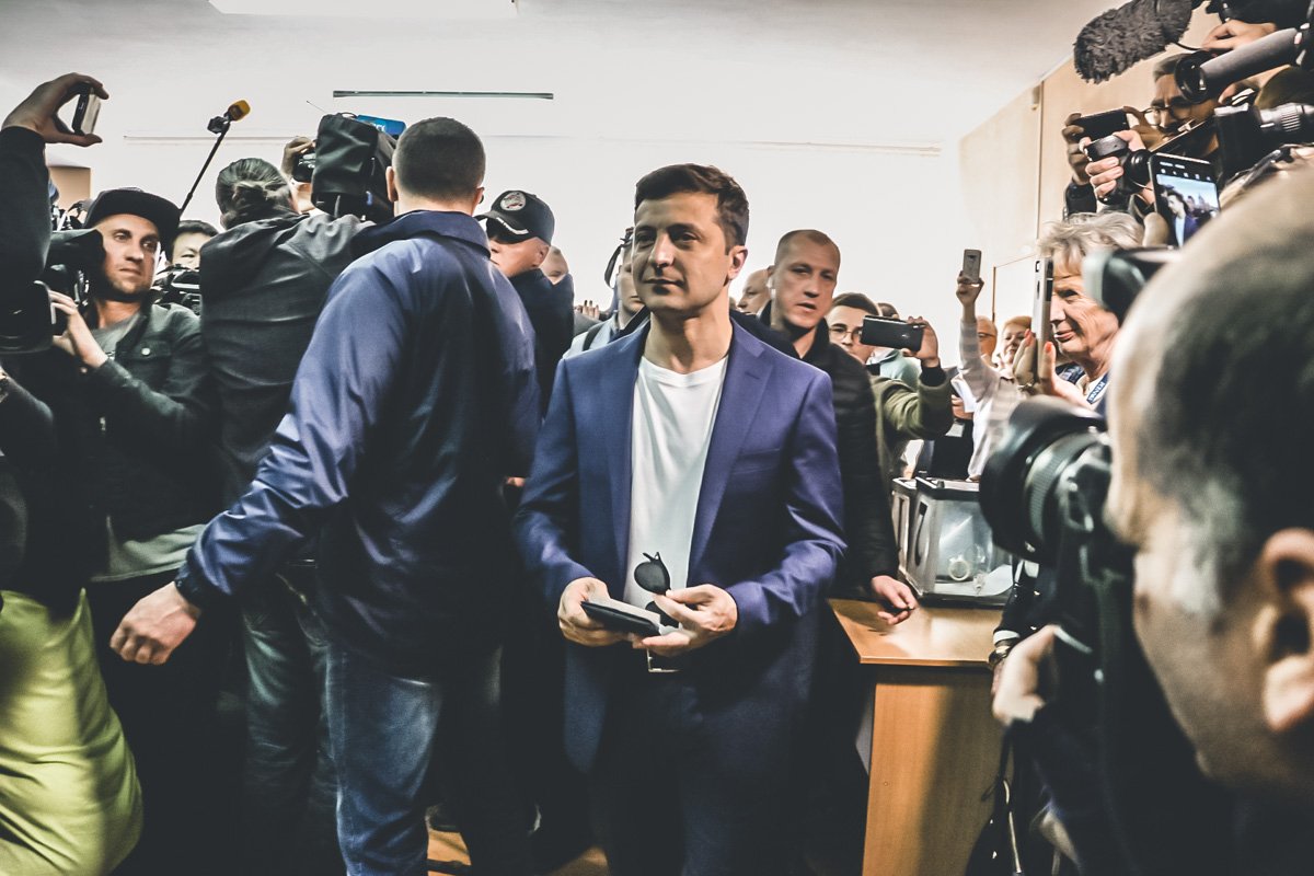  На один из избирательных участков прибыл и кандидат на пост гаранта - Владимир Зеленский