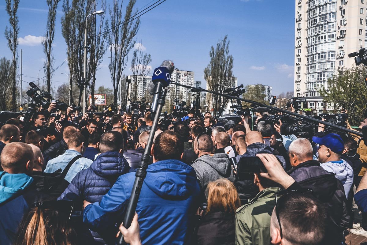 Еще до приезда кандидата под участком собралось огромное количество прессы - отечественной и зарубежной 