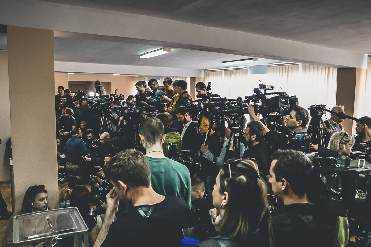 Журналисты одновременно выкрикивают вопросы, на избирательном участке настоящий хаос