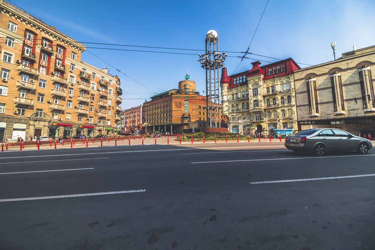 Одинокие автомобили нарушают тишину 