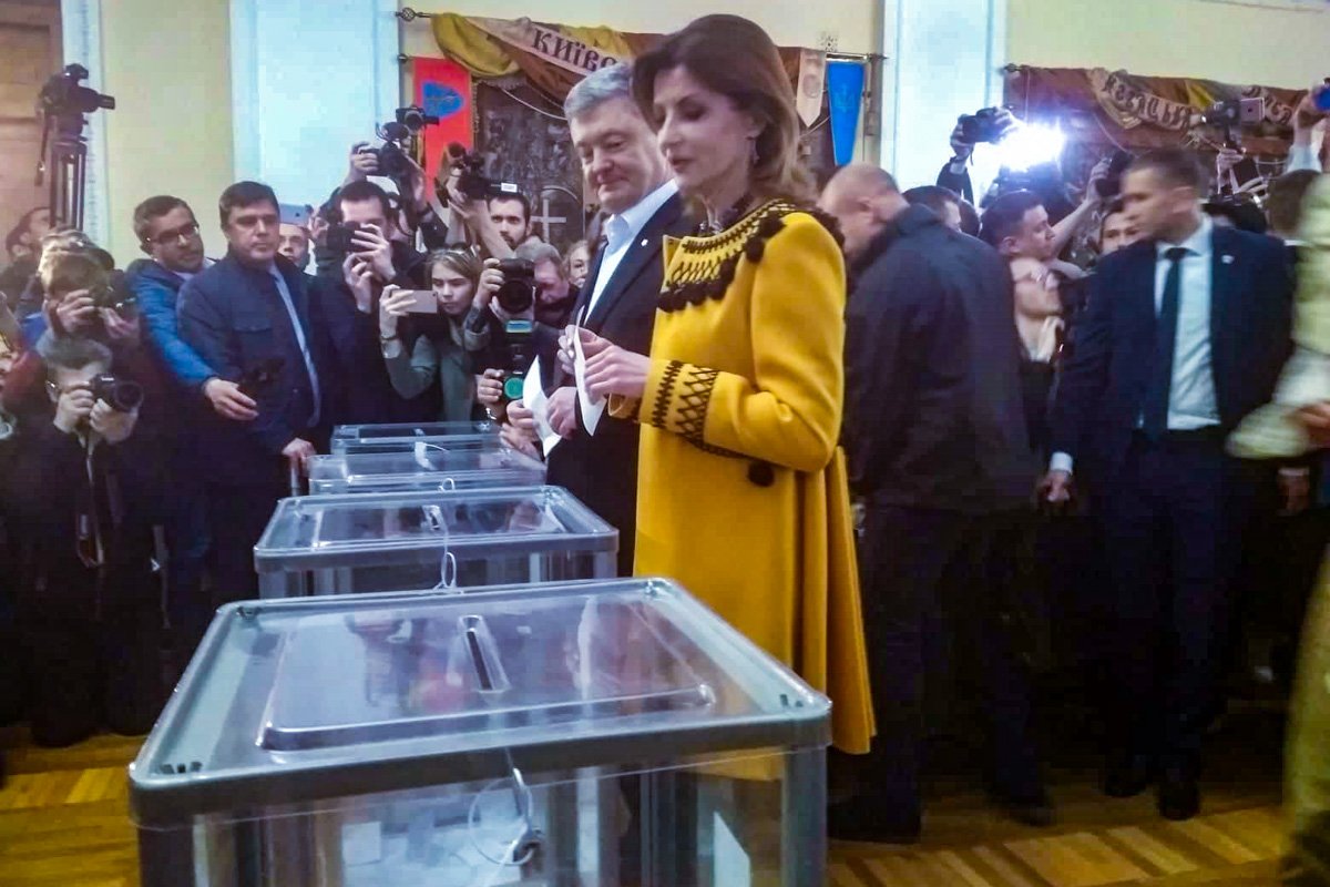Петр Порошенко с семьей проголосовал в столичном Доме Офицеров