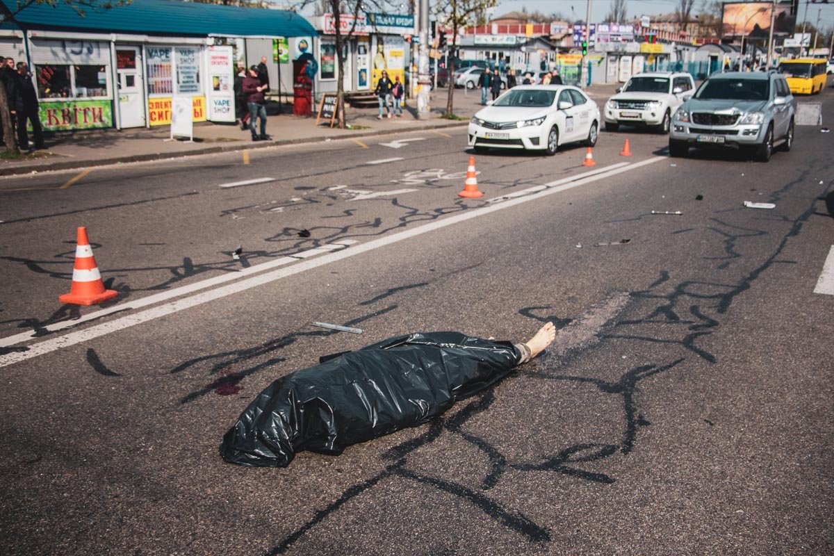 В воскресенье, 21 апреля, на бульваре Перова в Киеве произошло ДТП со смертельным исходом