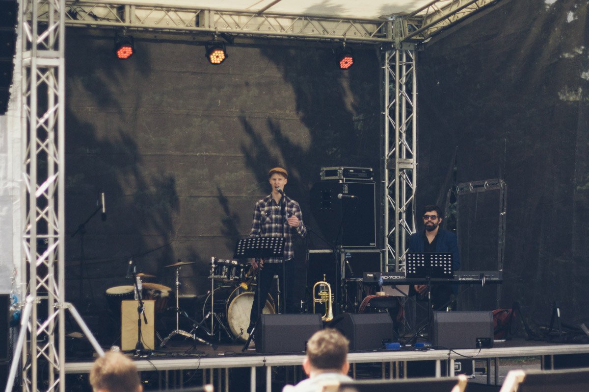 Иностранные и отечественные исполнители поют вживую, пока вы расслабляетесь 