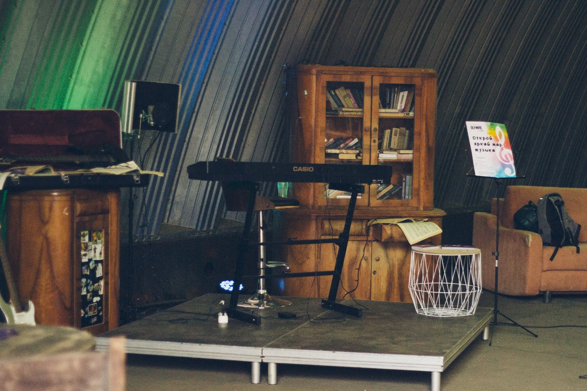 Ангар с музыкальными инструментами, как отдельная фотозона 